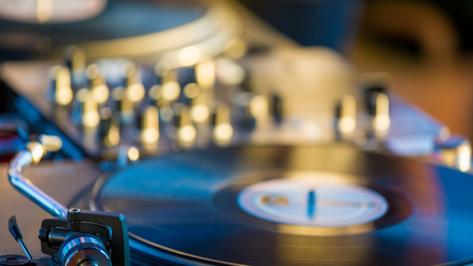 Platine vinyle et table de mixage, en gros plan